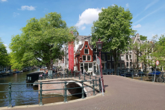 Bro över kanal Reguliersgracht där kanal Prinsengracht och kanal Reguliersgracht möts, Amsterdam.