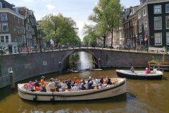 Kanalbåt med turister, Amsterdam.