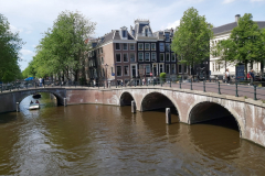 Bro över kanal Keizersgracht där kanal Keizersgracht och kanal Reguliersgracht möts, Amsterdam.