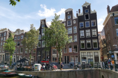 Fantastisk arkitektur längs en av kanalerna i centrala Amsterdam.