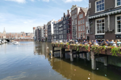 Foto taget från Oudebrugsteeg med  del av Amsterdam Centraal synlig i bakgrunden, Amsterdam.