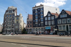 Gatuscen längs Nieuwezijds Voorburgwal med den smala gatan Oude Braak på andra sidan gatan, Amsterdam.
