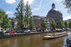 Kanal Singel med Koepelkerk i bakgrunden, Amsterdam.