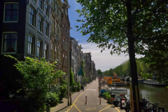 Arkitekturen längs kanal Herengracht där den möter kanal Brouwersgracht, Amsterdam.