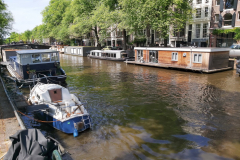 Husbåtar längs kanal Brouwersgracht, Amsterdam.