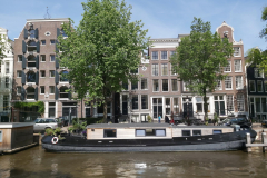 Husbåtar längs kanal Brouwersgracht, Amsterdam.