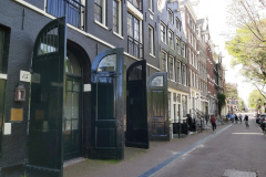 Fina fasader och entréer längs kanal Brouwersgracht, Amsterdam.