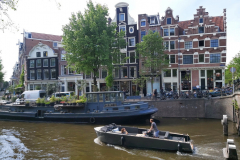 Vackra fasader längs Prinsengracht i korsningen mellan kanal Prinsengracht och kanal Brouwersgracht, Amsterdam.