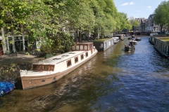 Husbåtar längs kanal Brouwersgracht, Amsterdam.