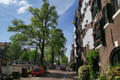 Husbåtar och fasader längs kanal Brouwersgracht, Amsterdam.