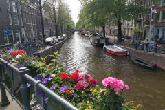 Vackert utsmyckat broräcke över kanal i Amsterdam.