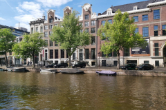 Vacker arkitektur längs kanal i Amsterdam.