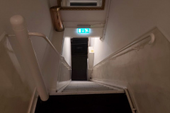 Den branta trappan som leder ned till hotellets entré,  Hotel Prinsenhof, Amsterdam.