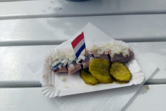 Rå strömming med lök och gurka, Albert Cuyp-marknaden, De Pijp, Amsterdam.