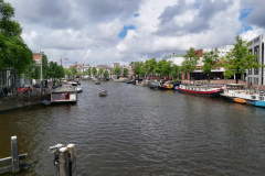 Floden Amstel från bron Blauwbrug, Amsterdam.