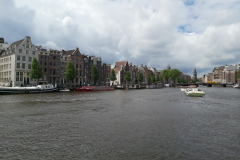 Floden Amstel med tornet Munttoren (1620) längst bort i bild, Amsterdam.