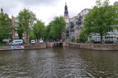 Kanal Zwanenburgwal med Zuiderkerk skymtandes i bakgrunden, Amsterdam.