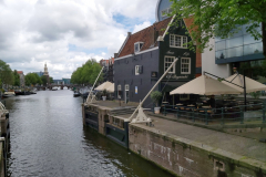 Till höger Café De Sluyswacht. Montelbaanstoren skymtar i bakgrunden, Amsterdam.