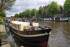 Båtar längs kanal Oudeschans, Amsterdam.