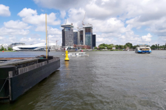 Eye Film Museum (Amsterdam-Noord) till vänster i bild från Amsterdam Centraal, Amsterdam.