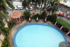 Poolen från taket på Pacific Breeze Hotel & Resort, Angeles City.