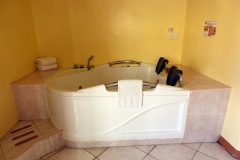 Jacuzzi på rummet på Pacific Breeze Hotel & Resort, Angeles City.