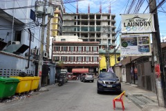 I mitten av bilden Swiss Chalet Hotel, Angeles City.