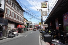 Gatuscen längs A. Santos Street med Swiss Chalet Hotel till vänster i bild, Angeles City.