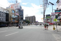 Gatuscen längs MacArthur Hwy i korsningen vid Surla street, Angeles City.