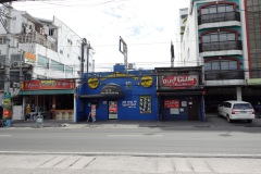 Barer längs Fields Ave, Angeles City.