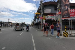 Gatuscen längs Fields Ave, Angeles City.