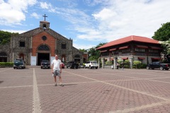 Stefan framför Archdiocesan Shrine of Christ, Our Lord of the Holy Sepulcher (Apu Mamacalulu Shrine), Angeles City.