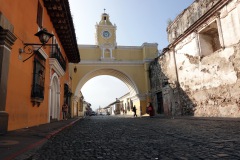 Ikoniska Arco de Santa Catalina, Antigua. Silhuetten av Volcán de Agua i bakgrunden.