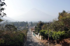 Vid starten på leden till Cerro de La Cruz (Hill of the cross), Antigua. Volcán de Agua syns i bakgrunden.