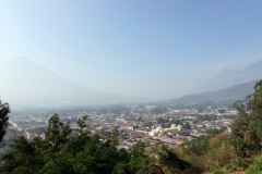 Utsikten från Cerro de La Cruz (Hill of the cross) över Antigua med Volcán de Agua, Volcán de Fuego och Volcán de Acatenango från vänster till höger i bakgrunden.