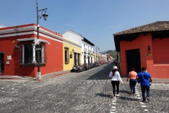 Gatuscen i centrala Antigua.