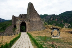 Entrén till Akhtala Monastery, Armenien.