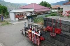 Souvenir-affärer vid entrén till Sanahin Monastery, Armenien.