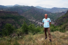 Stefan med den kraftigt förorenade staden Alaverdi i bakgrunden, Debed Valley, Armenien.