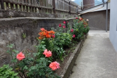På väg in i huset där vi ska äta lunch, Haghpat, Armenien.
