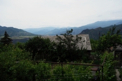 Utsikten från altanen hemma hos värdfamiljen där vi åt lunch, Haghpat, Armenien.