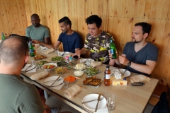 Vår grupp ätandes lunch hos värdfamiljen i Haghpat, Armenien.