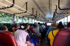 På första bussen från Santa Ana till Ahuachapán. Väldigt spartansk och gammal bus men inte mycket att säga om för priset 1.50 USD!