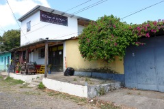 Mitt boende på Casa de Mafer i Concepción de Ataco. Riktigt fint rum på övervåningen med utsikt över byn från fönstret i bild!