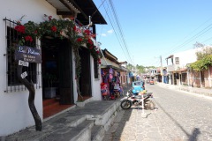 Gatuscen i mysiga Concepción de Ataco.