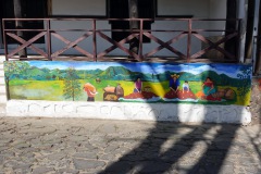 Vacker väggmålning under staket i centrala Concepción de Ataco.