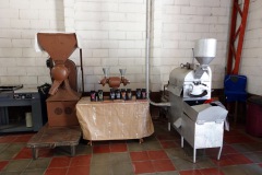 Rostningsmaskin,er och färdigpackat kaffe, El Carmen Estate, Concepción de Ataco.