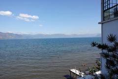 Utsikten från hotellterassen i San Pedro La Laguna. Mitt första möte med Lake Atitlán. Uppe till höger i bild hotellets restaurang.