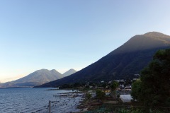 Utsikten från hotellterassen i San Pedro La Laguna. Mitt första möte med Lake Atitlán. Från vänster till höger i bild: Volcán Tolimán (två toppar, den högsta 3158), Volcán Atitlán (3535) och Volcán San Pedro (3020).