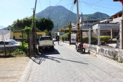 Den lilla otrafikerade tvärgatan en bit ifrån Mikaso Hotel med Volcán San Pedro i bakgrunden, San Pedro La Laguna, Lake Atitlán.